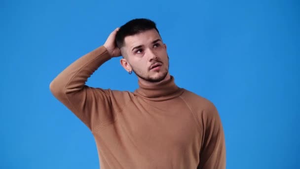 Video Man Thinking Something Blue Background Concept Emotions — Stockvideo