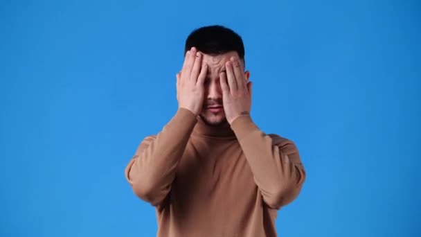 Video One Man Negative Facial Expression Blue Background Concept Negative — Vídeo de Stock
