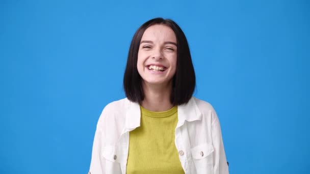 Video Von Einem Mädchen Das Für Ein Video Auf Blauem — Stockvideo