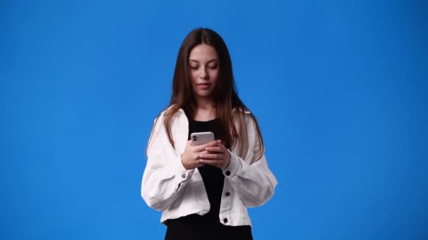 Video Una Chica Apuntando Derecha Sobre Fondo Azul Concepto Emoción — Vídeo de stock