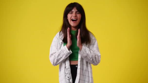 Video Cámara Lenta Una Chica Aplaude Sus Manos Sonríe Sobre — Vídeo de stock