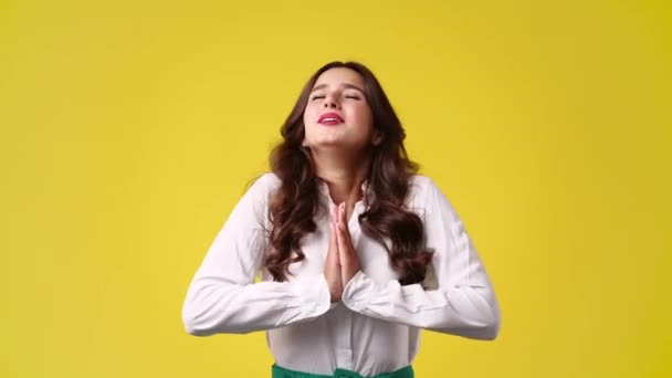 Video One Woman Crosses His Fingers Believes Something Yellow Background — Vídeos de Stock