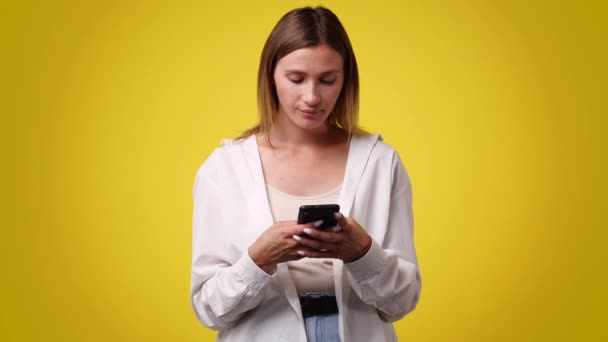 Video One Woman Typing Text Smiling Yellow Background Concept Emotions — Stok Video