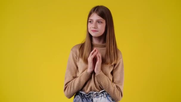 Vídeo Uma Menina Coloca Mãos Juntas Pensa Algo Sobre Fundo — Vídeo de Stock