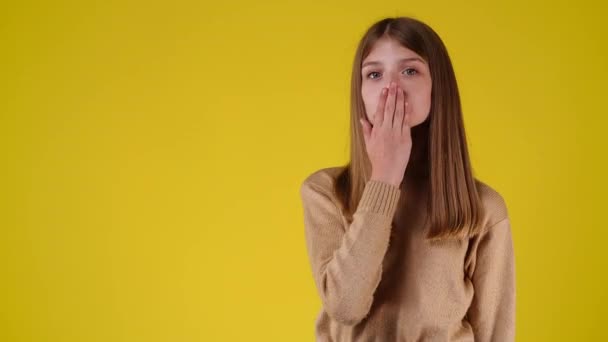 Повільне Відео Руху Однієї Дівчини Посміхається Посилає Поцілунок Повітря Жовтому — стокове відео