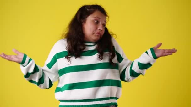 Bir Kızın Görüntüsü Şüpheli Sarı Arka Planda Yapacağını Bilmiyor Duyguların — Stok video