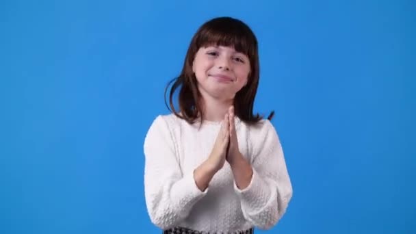 Video Una Giovane Ragazza Batte Mani Sorridendo Sfondo Blu Concetto — Video Stock