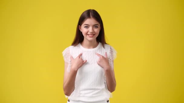 Video One Girl Which Responds Negatively Something Yellow Background Concept — Vídeos de Stock