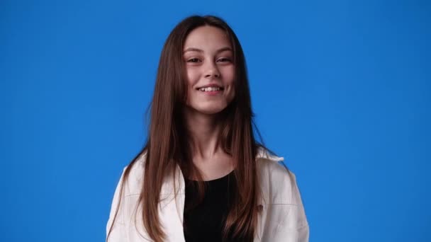 Vidéo Une Fille Qui Sourit Hoche Tête Sur Fond Bleu — Video
