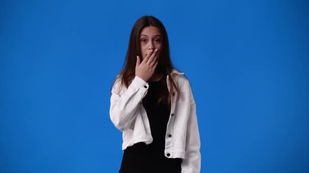 Video One Surprised Girl Covering Her Mouth Her Hand Holding — Vídeos de Stock