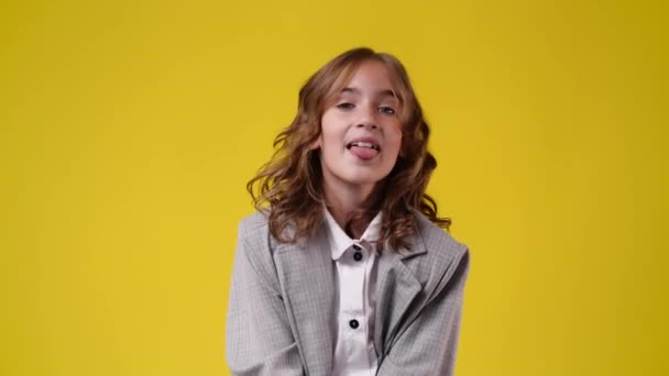 Zwolniony Film Jednej Dziewczyny Uśmiecha Się Pokazuje Swój Język Żółtym — Wideo stockowe