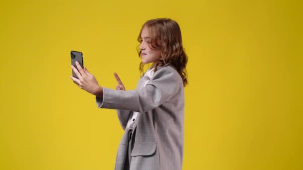 Video One Girl Who Talking Someone Video Call Yellow Background — Stok video