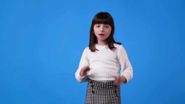 Βίντεο Αργής Κίνησης Ενός Νεαρού Κοριτσιού Έκπληκτος Και Παλαμάκια Χέρια — Αρχείο Βίντεο