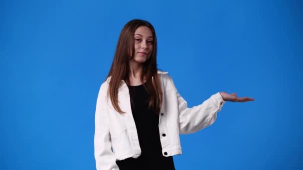 Video Jedné Dívky Která Ukazuje Něco Ruce Přes Modré Pozadí — Stock video