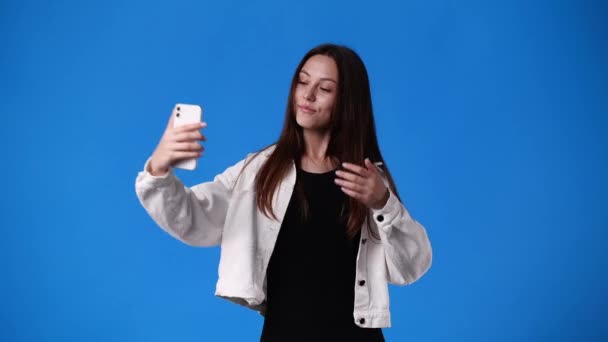 Vídeo Uma Garota Que Posando Tirando Selfies Seu Telefone Sobre — Vídeo de Stock