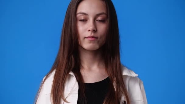 Video Una Linda Chica Sonriendo Sobre Fondo Azul Concepto Emociones — Vídeo de stock