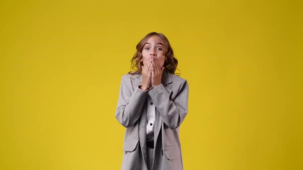 Slow Motion Wideo Jednej Dziewczyny Jest Bardzo Szczęśliwy Pokazuje Kciuki — Wideo stockowe