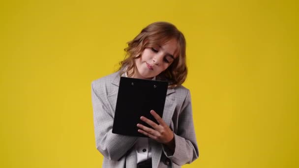 Video Jedné Dívky Která Přemýšlí Zaznamenává Něco Perem Tabletu Přes — Stock video