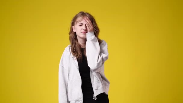 Video Una Chica Cansada Sosteniendo Cabeza Sobre Fondo Amarillo Concepto — Vídeo de stock
