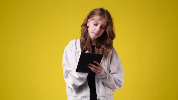 Video Van Een Vermoeiend Meisje Dat Iets Schrijft Een Tablet — Stockvideo