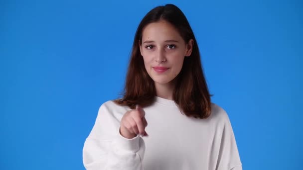 Video Jedné Dívky Která Ukazuje Někoho Volat Přes Modré Pozadí — Stock video