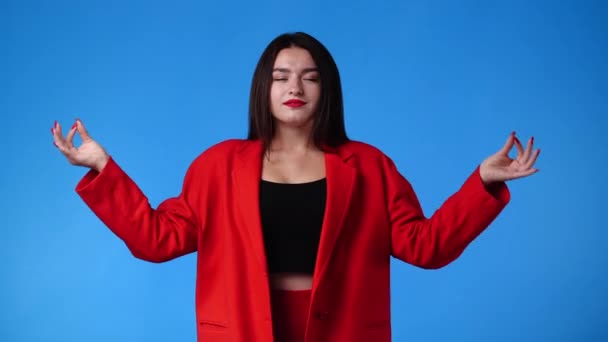 Mavi Arka Plan Üzerinde Meditasyon Yapan Bir Kadının Videosu Duyguların — Stok video