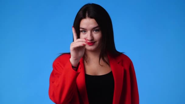 Video Una Mujer Pide Llamar Alguien Sobre Fondo Azul Concepto — Vídeos de Stock