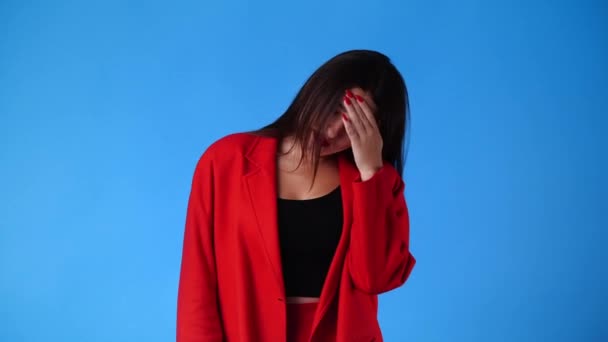 Повільне Відео Однієї Втомленої Жінки Тримає Одну Руку Голові Синьому — стокове відео