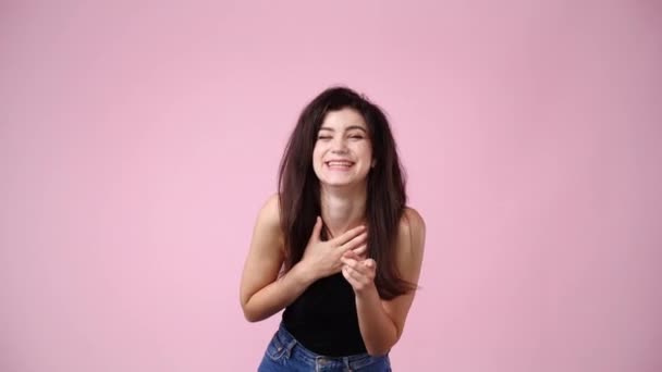 Video Jedné Dívky Která Směje Ukazuje Prstem Růžové Pozadí Pojetí — Stock video