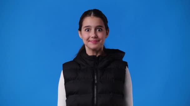 Lassított Felvételen Egy Lány Egyetért Bólogat Fejét Kék Háttér Érzelmek — Stock videók