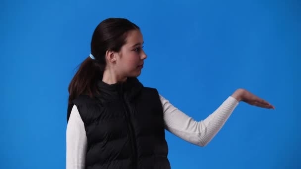 Czterokilometrowy Filmik Jednej Dziewczyny Pokazuje Coś Jego Lewej Ręce Niebieskim — Wideo stockowe