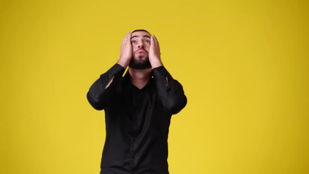 1人の男の4Kビデオ黄色の背景に非常に感情的であること 感情の概念 — ストック動画