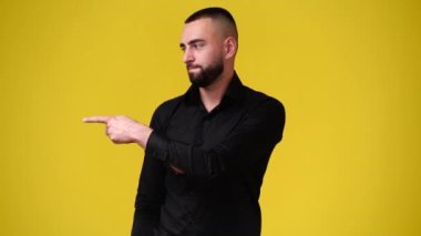 Sarı arka plandaki bir video için poz veren bir adamın 4K videosu. Duyguların kavramı.