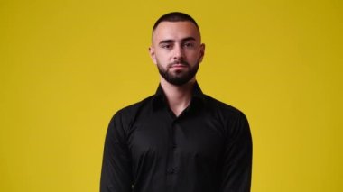 Sarı arka planda bir şey düşünen bir adamın 4K videosu. Duyguların kavramı.