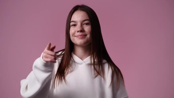 ピンクの背景に狡猾な顔の表情を持つ女の子の4Kビデオ アイデアを持つ少女の概念 — ストック動画