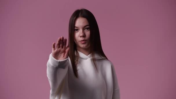 Video Jedné Dívky Ukazující Stopku Nad Růžovým Pozadím Pojetí Emocí — Stock video