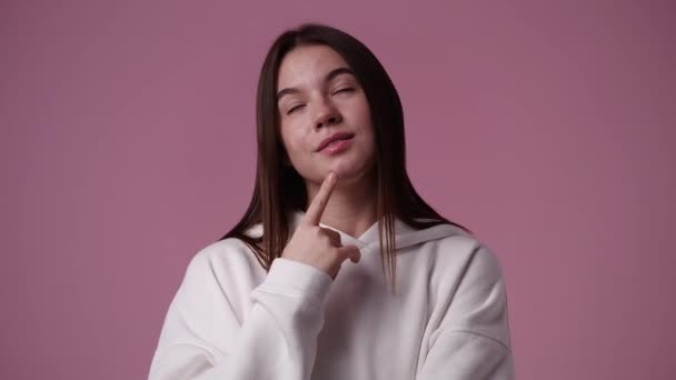 Video Una Chica Pensando Algo Mostrando Pulgar Hacia Arriba Concepto — Vídeo de stock