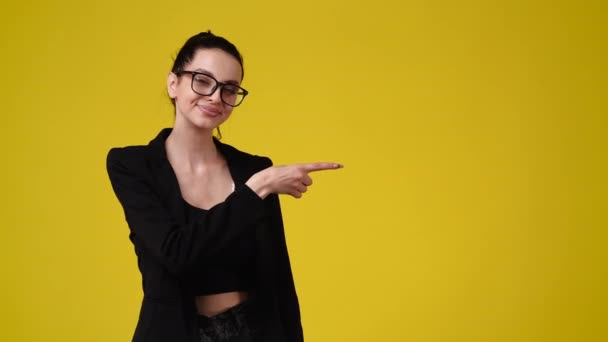 Video Una Chica Mostrando Pulgar Hacia Arriba Sobre Fondo Amarillo — Vídeos de Stock