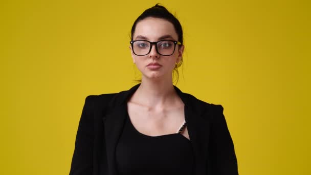 Video Linda Chica Sonriendo Sobre Fondo Amarillo Concepto Emociones — Vídeos de Stock