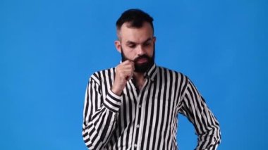 Mavi arka planda bir adamın boş duygularının 4K videosu. Boş duygu kavramı.