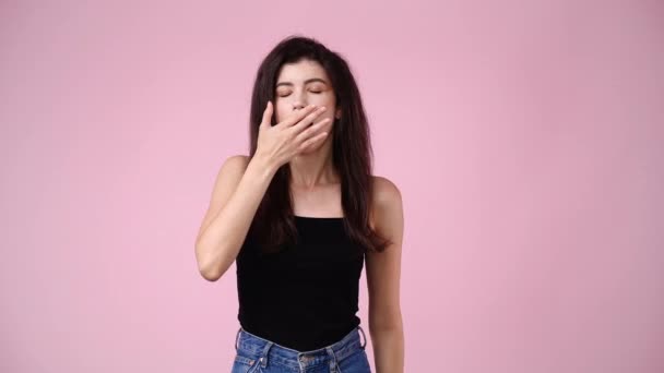 ピンクの背景でビデオをポーズしている1人の女の子の4Kビデオ 感情の概念 — ストック動画