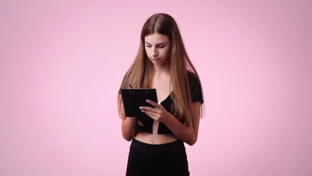 Video Van Een Meisje Poseren Voor Een Video Roze Achtergrond — Stockvideo