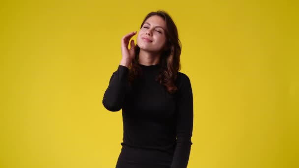Video Van Een Meisje Glimlachend Gele Backgtround Concept Van Emoties — Stockvideo