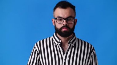 Mavi arka planda bir adamın boş duygularının 4K videosu. Boş duygu kavramı.