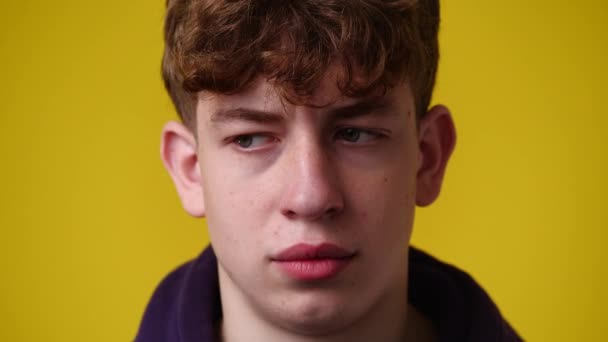 Video Eines Mannes Mit Nachdenklichem Gesichtsausdruck Auf Gelbem Hintergrund Menschenbild — Stockvideo
