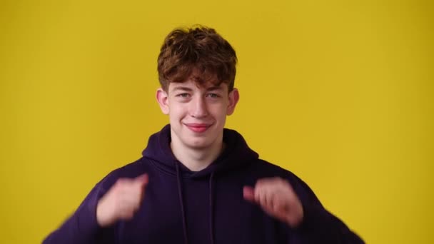 Video Man Being Emotional Yellow Background Concept Emotions — Stockvideo