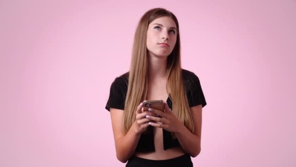 Video Fată Tastând Text Fundal Roz Conceptul Emoții — Videoclip de stoc