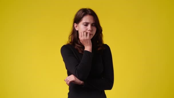 Video Von Einem Mädchen Panik Auf Gelbem Hintergrund Konzept Der — Stockvideo