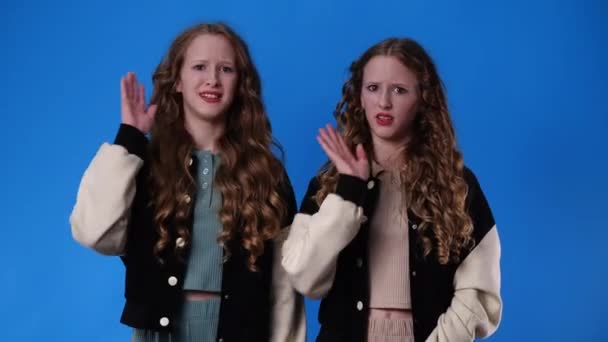 Mavi Arka Planda Olmayan Ikiz Kızların Videosu Duyguların Kavramı — Stok video