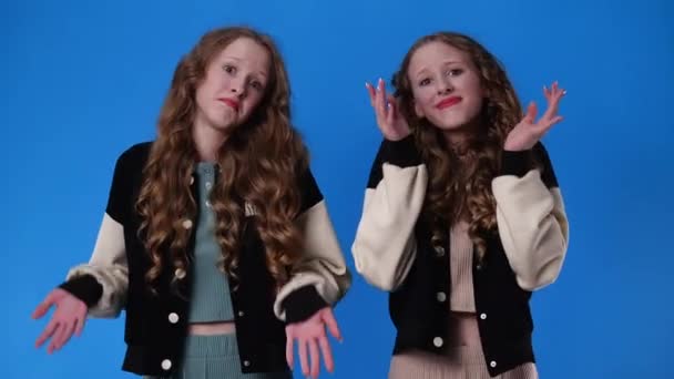 Video Von Zwei Zwillingsmädchen Die Denken Und Die Kamera Schauen — Stockvideo